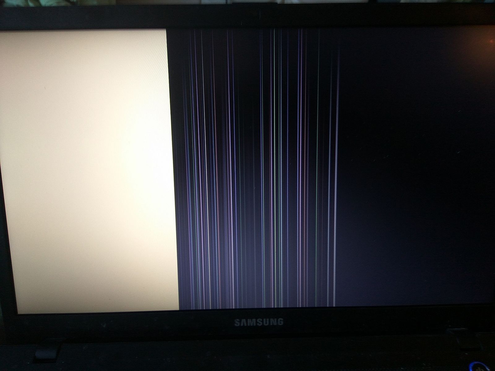 Черная полоска на телевизоре. ЖК самсунг вертикальная полоса. Samsung 2243nwx вертикальная полоса. LG 32lg5000 белая вертикальная полоса. Вертикальные полосы 32lm340t.
